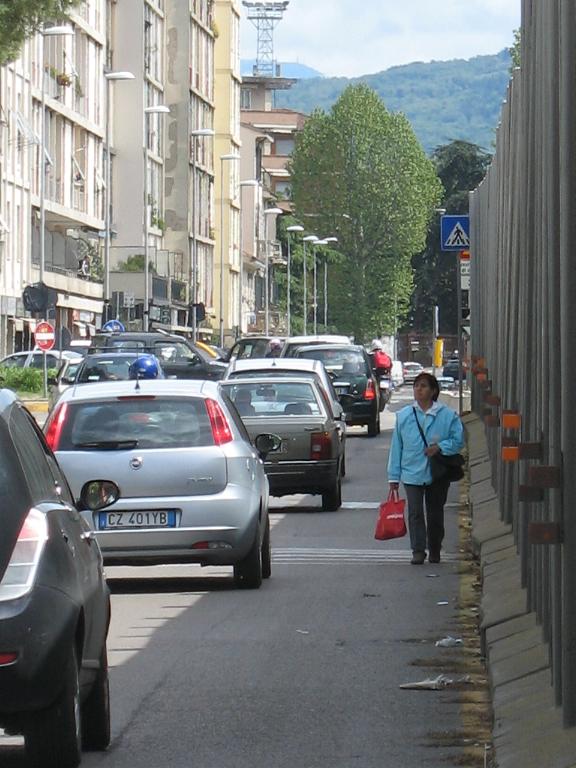 10. Via Buonsignori, a piedi in mezzo al traffico, 1