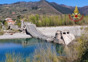 rete-stradale-italiana-ponte-sul-fiume-magra-2020-albiano-toscana