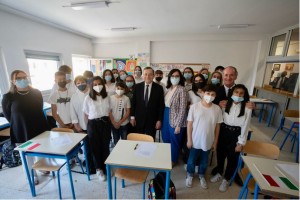 Scuola Secondaria inferiore “Dante Alighieri”, Sommacampagna (Verona), 20 maggio 2022 Presidenti in libertà, Studenti e insegnanti in cattività  La dirigente scolastica ha affermato: “Grazie presidente per la sua presenza qui oggi. Dobbiamo ricostruire la fiducia partendo dagli incontri, dalle occasioni, partendo dai piccoli. Noi costruiamo la società del futuro”.