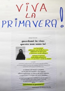 Il cartello 'Viva la primavera!'