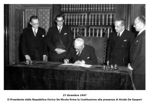 27 dicembre 1947, Il Presidente della Repubblica Enrico De Nicola firma la costituzione alla presenza di Alcide De Gasperi