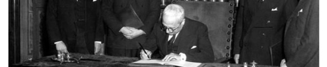 27 dicembre 1947, Il Presidente della Repubblica Enrico De Nicola firma la costituzione alla presenza di Alcide De Gasperi