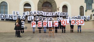 Manifestazione a Piombino, coreografia, 17 dicembre 2022